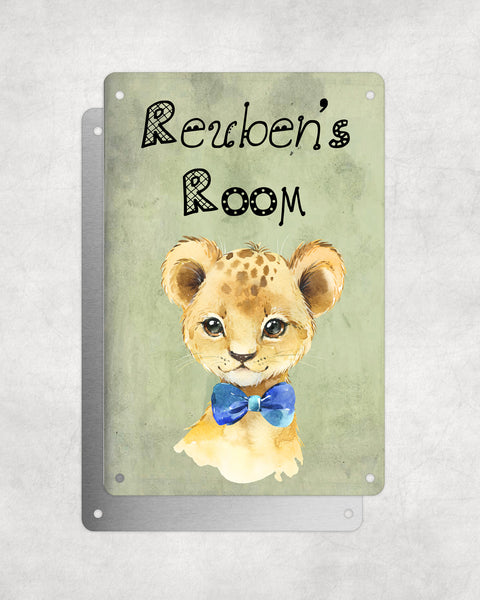 Cute Animal Personalised Name Plaque – Baby Lion With Blue Bow Tie | Vintage-Style Green Aluminium Sign for Kids’ Room