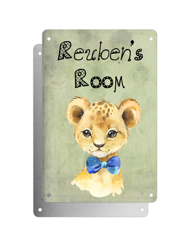 Cute Animal Personalised Name Plaque – Baby Lion With Blue Bow Tie | Vintage-Style Green Aluminium Sign for Kids’ Room