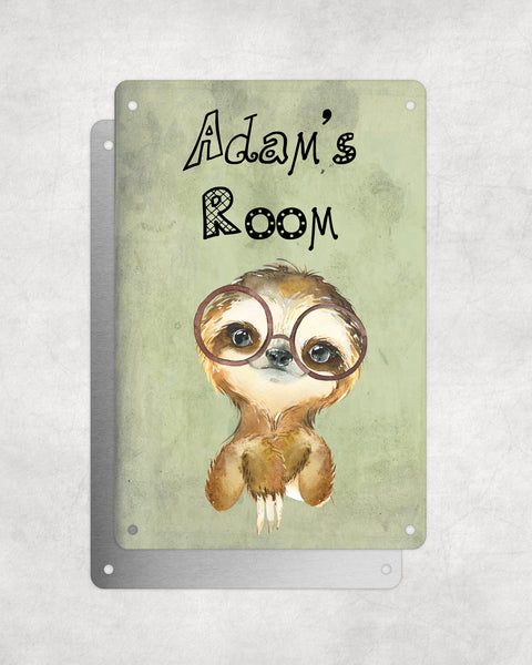 Cute Animal Personalised Name Plaque – Little Sloth With Brown Glasses | Vintage-Style Green Aluminium Sign for Kids’ Room