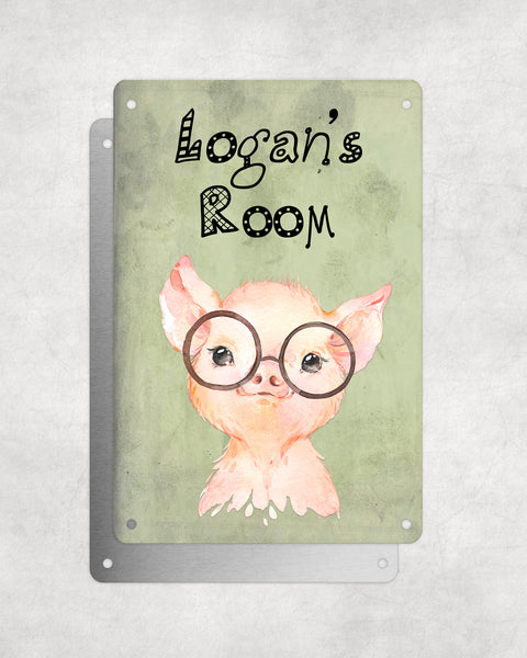 Cute Animal Personalised Name Plaque – Baby Pig With Brown Glasses | Vintage-Style Green Aluminium Sign for Kids’ Room