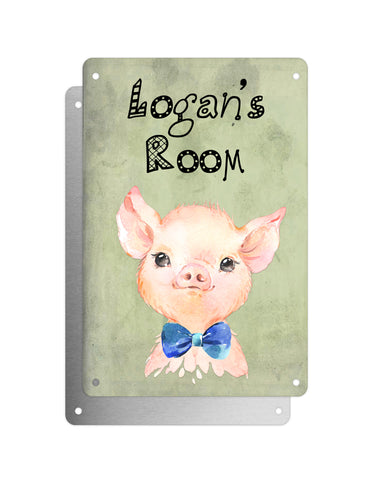 Cute Animal Personalised Name Plaque – Baby Pig With Blue Bow Tie | Vintage-Style Green Aluminium Sign for Kids’ Room
