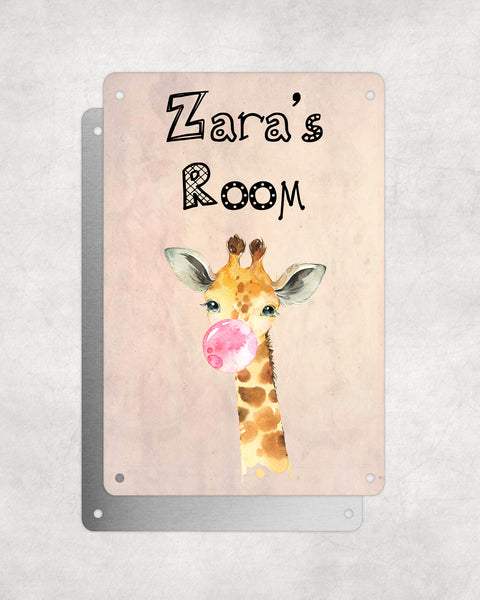 Cute Animal Personalised Name Plaque – Baby Giraffe With Bubblegum | Vintage-Style Aluminium Sign for Kids’ Room