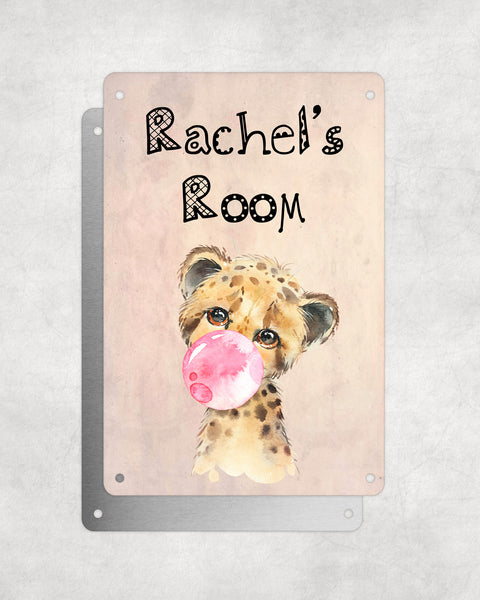 Cute Animal Personalised Name Plaque – Baby Cheetah With Bubblegum | Vintage-Style Aluminium Sign for Kids’ Room