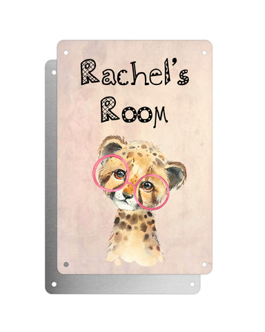 Cute Animal Personalised Name Plaque – Baby Cheetah With Pink Glasses | Vintage-Style Aluminium Sign for Kids’ Room