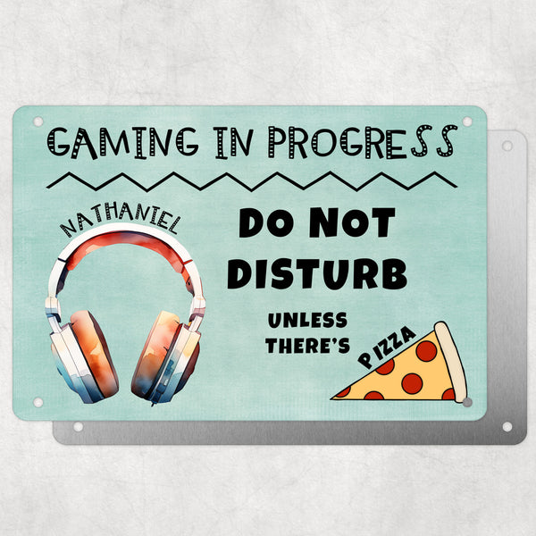 Boys Personalised Bedroom Plaque – "Gaming in Progress | Do Not Disturb Unless There's Pizza" – Aluminium Metal Sign | Headphone Design | Gift for Him