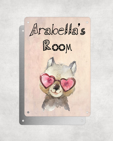 Cute Animal Personalised Name Plaque – Baby Wombat With Heart Sunglasses | Vintage-Style Aluminium Sign for Kids’ Room