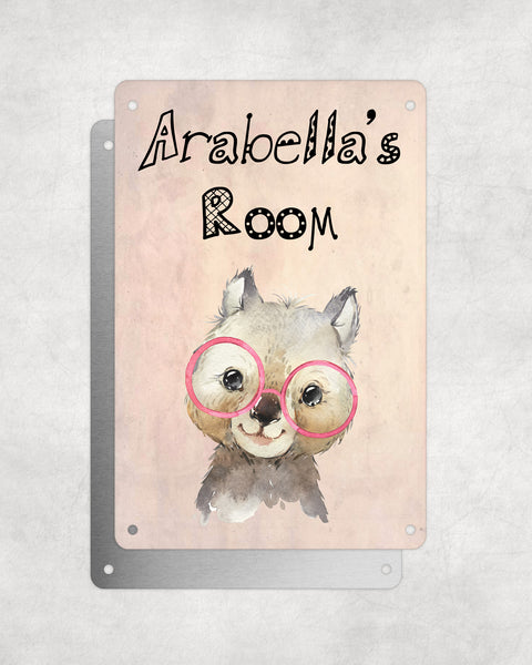 Cute Animal Personalised Name Plaque – Baby Wombat With Pink Glasses | Vintage-Style Aluminium Sign for Kids’ Room