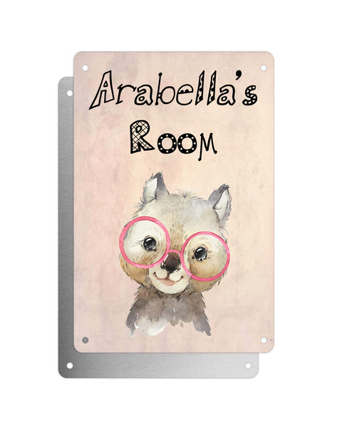 Cute Animal Personalised Name Plaque – Baby Wombat With Pink Glasses | Vintage-Style Aluminium Sign for Kids’ Room
